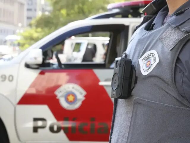 Bêbado, padre quebra garrafas e faz manobras com carro em posto de gasolina