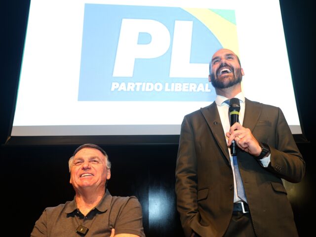 Ações de Eduardo são por conta própria, diz Bolsonaro em depoimento à PF