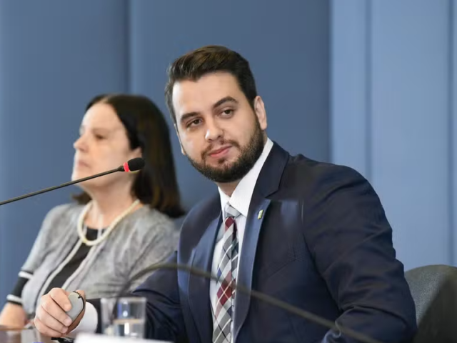 Filipe Martins pede que Eduardo, Carlos e diplomatas sejam ouvidos no STF