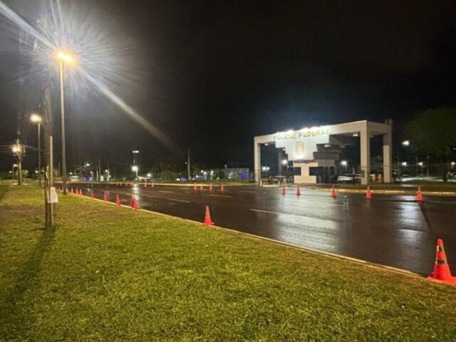 Em noite chuvosa, apoiadores deixam vigília por Bolsonaro em frente à PF