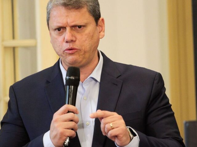 Tarcísio dá apoio a Flávio, mas diz que direita terá mais nomes em 2026