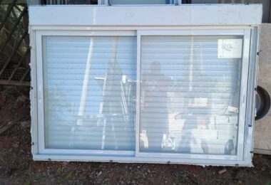 JANELA COM PERSIANA INTEGRADA