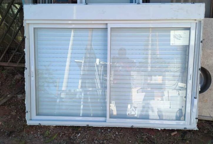 JANELA COM PERSIANA INTEGRADA JANELA COM PERSIANA INTEGRADA